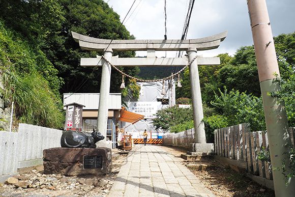 石の鳥居と紫峰牛の石像