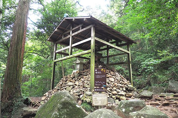 石がたくさん積んである屋根付きの建物