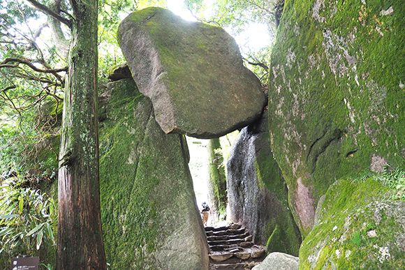 岩と岩の間でバランスを保つ岩