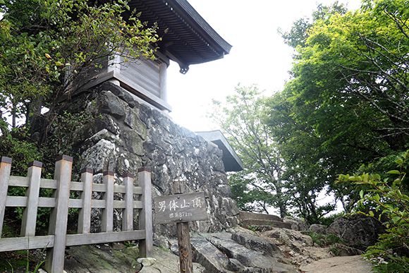 山頂の看板と高台