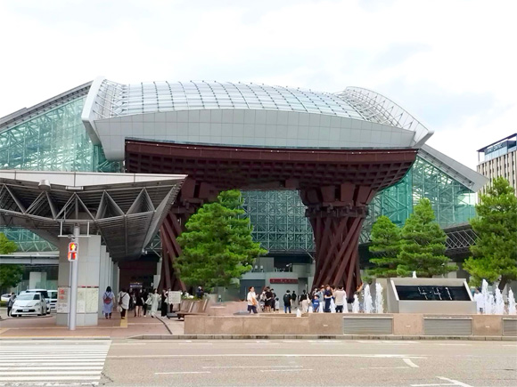 金沢駅前のロータリー