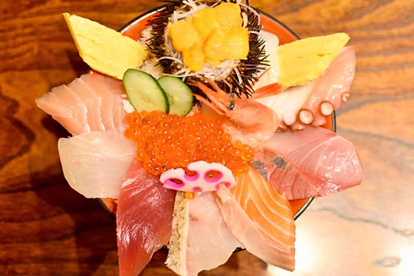 ネタがたくさんのった豪華な海鮮丼