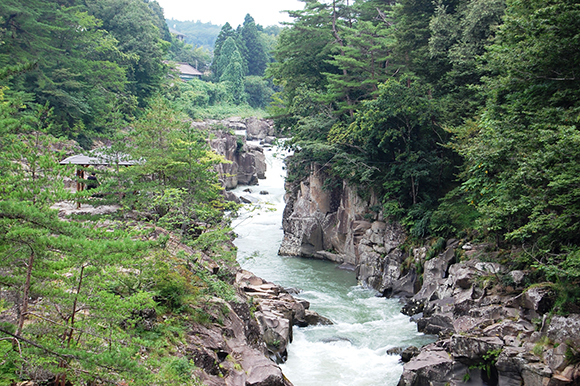 荒々しい岩の渓谷