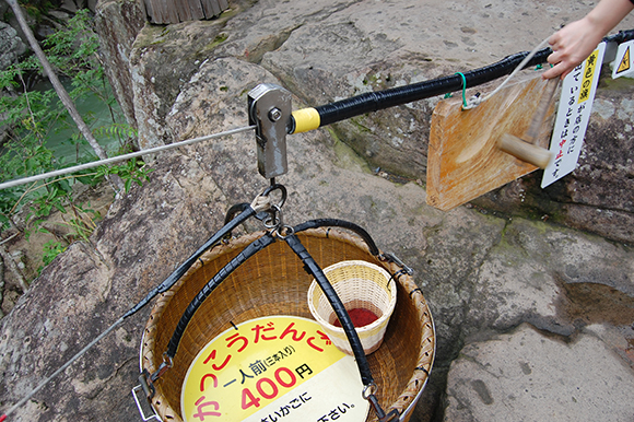 木づちで板を叩く様子