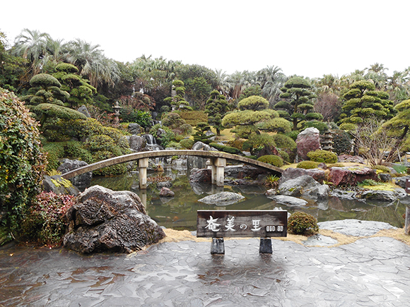 池と橋がある日本庭園