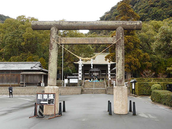 年季の入った大きな鳥居