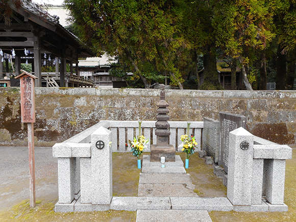 島津家と源氏の家紋が並ぶ供養塔