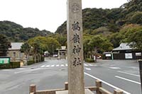 鶴嶺神社と掘られた石標