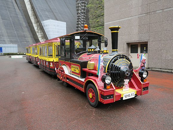 黒・赤・黄を基調にした可愛らしい汽車