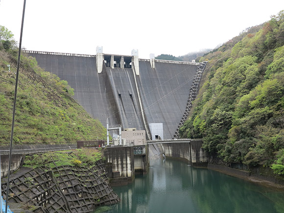 緑に囲まれた宮ヶ瀬ダム遠景