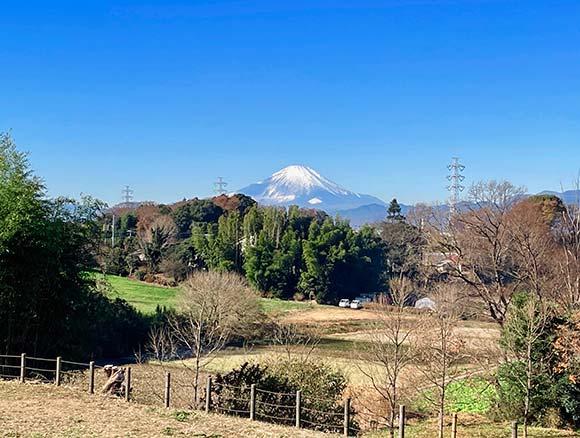 青空と富士山の景色