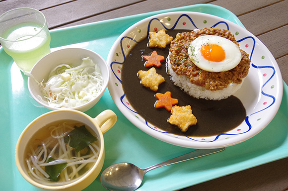 トレイに乗ったカレーセット