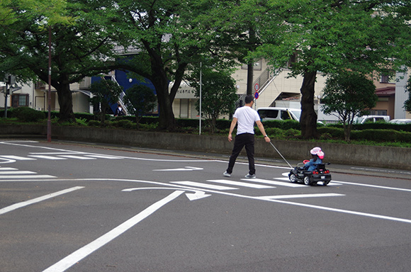 ヒモを引いてもらう子供