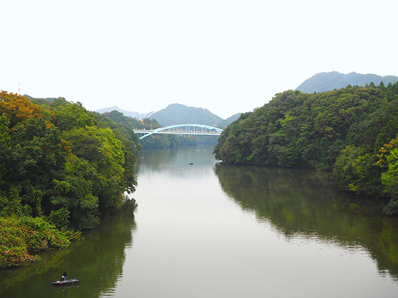 湖と橋の景色