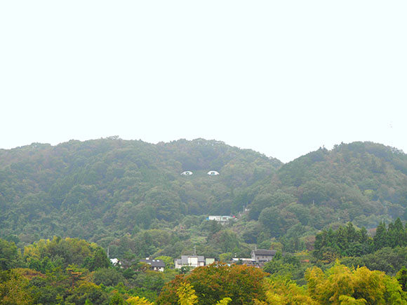 山に大きな目がある風景