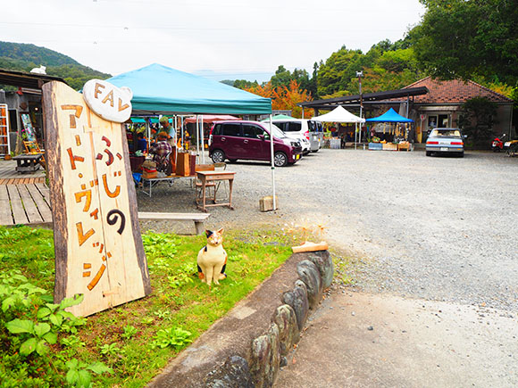 木の看板と猫の置物