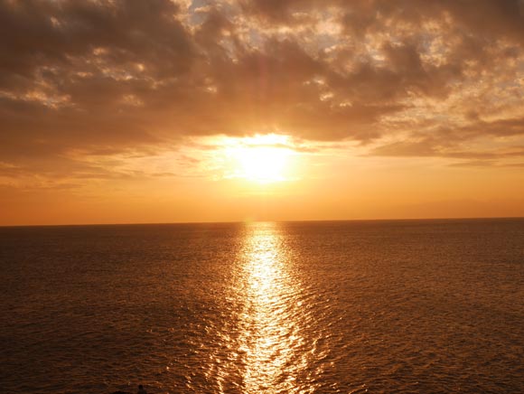 黄金色に輝く海と夕日