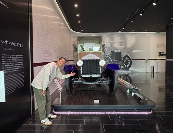 昔のトラックと男性