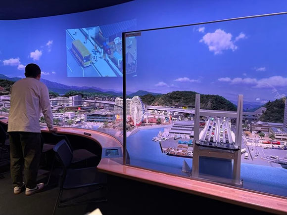 大きな空のスクリーンとジオラマ