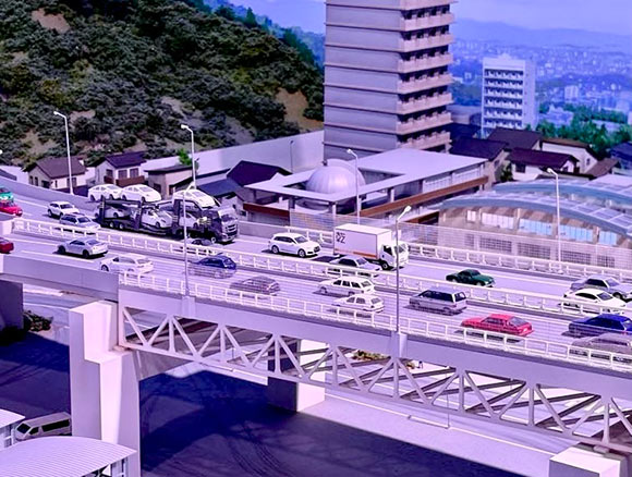 ジオラマで再現された道路やクルマ