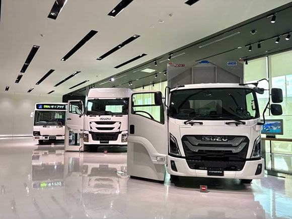 室内に展示されているトラックとバス