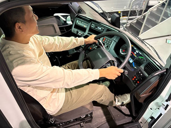 トラックの運転席に座る男性