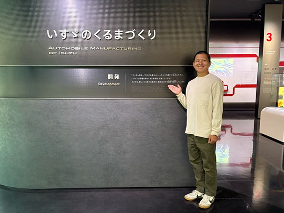 エリアの入り口に立つ男性