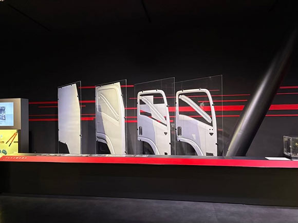 トラックのドアのパーツ