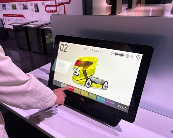 クルマが映し出された液晶