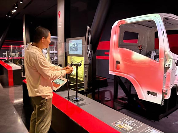 塗装体験を楽しむ男性