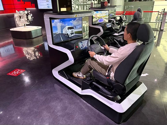 シミュレーターを体験する男性