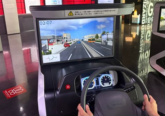 シミュレーターの画面とハンドル