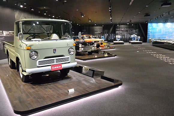 広い部屋に並ぶ複数の名車