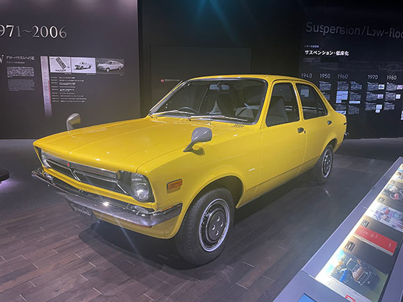 角ばった黄色いクルマ