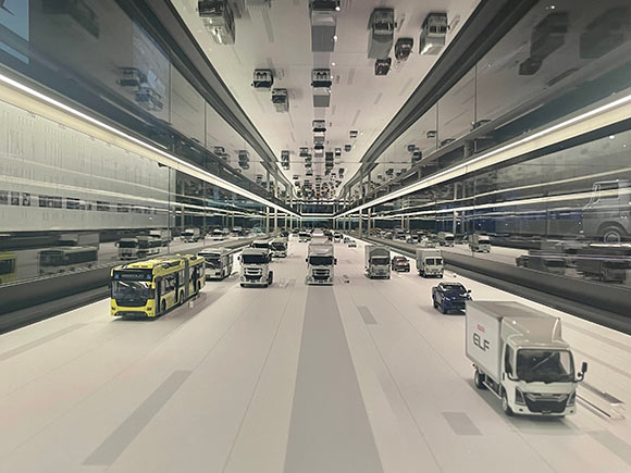 同じ方向に並べられたミニカー