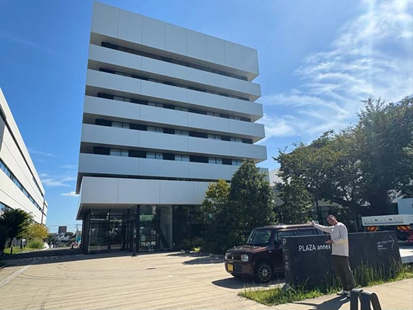 7階建ての白いビル