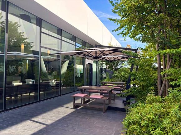 緑に囲まれたテラス