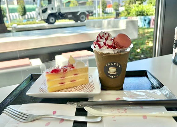 クリームが乗ったドリンクとケーキ