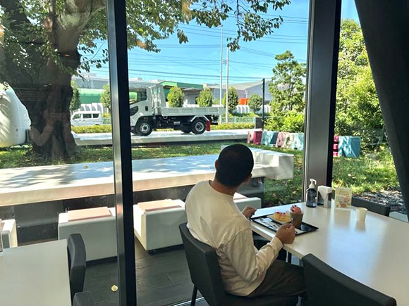 外の景色を眺める男性