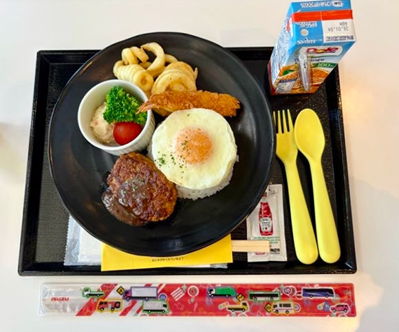 ハンバーグなどが盛られたプレート