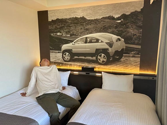 ベッドに腰をかけた男性