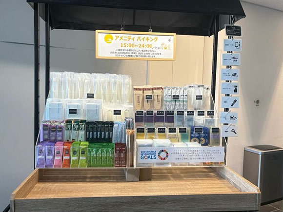 アメニティが並ぶ棚