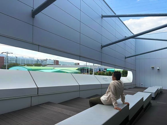 段状のベンチが置かれたテラス