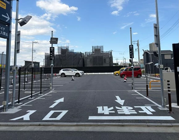 広いフラップレスの駐車場