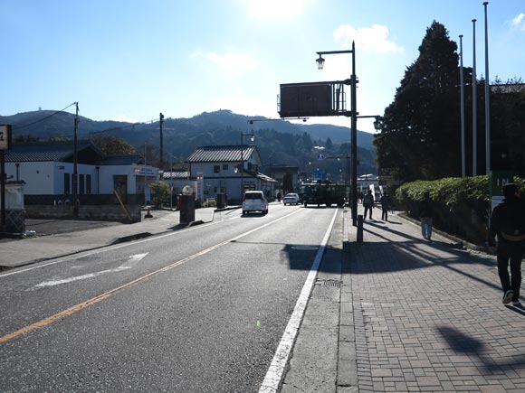 広い道路と突き当たりに山々