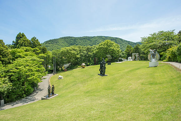 山々に囲まれた野外展示