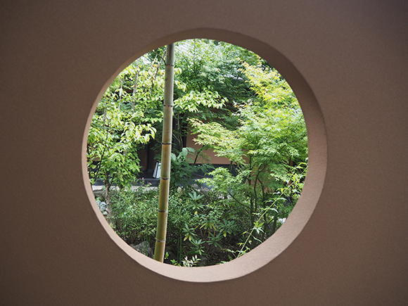 庭園の見える丸窓