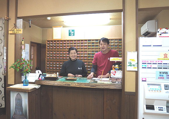 受付の男性と女性スタッフ