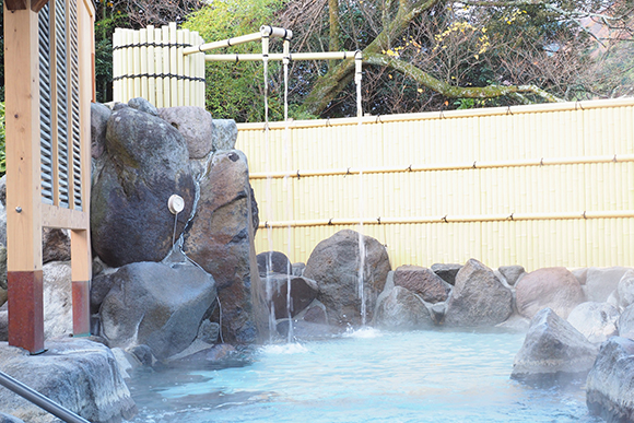 露天風呂の隅にある打たせ湯