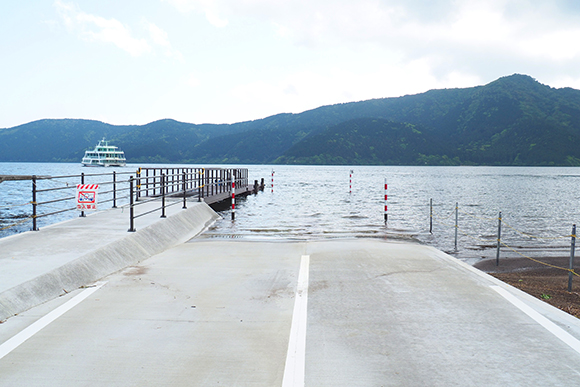 湖につながる道